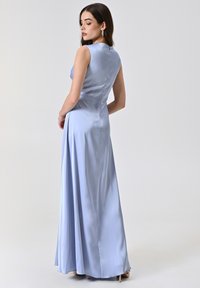 Hellblau satiniertes Abendkleid mit tailliertem Oberteil, Rundhalsausschnitt und langem, fließendem Rock. Reißverschluss auf der Rückseite und glatte Textur.