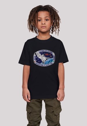 Schwarzes T-Shirt mit einem Grafikdesign eines Space Shuttles in Grau, Blau und Weiß, mit Text, der eine NASA-Mission und das Startdatum beschreibt.