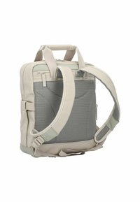 Zaino grigio chiaro con schiena in rete grigia testurizzata, doppi manici superiori, spallacci regolabili e imbottiti, e tasca laterale con zip. Design semplice e rettangolare.