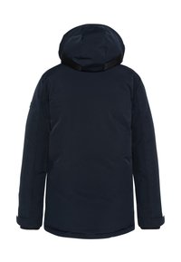 Chaqueta impermeable de color azul marino oscuro con capucha, que cuenta con mangas largas y una textura suave. Incluye un detalle negro alrededor de la capucha.