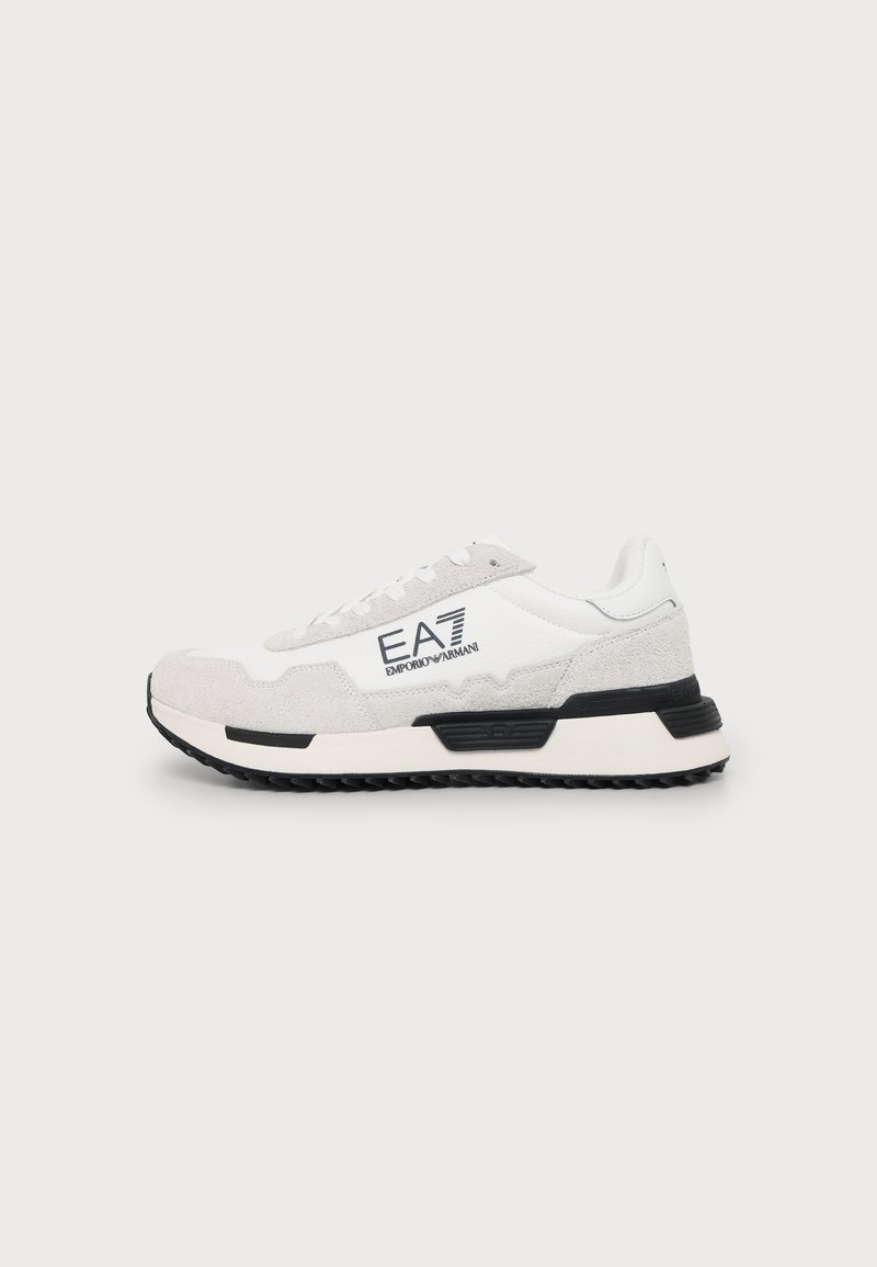 Λευκό και ανοιχτό γκρι sneaker EA7 Emporio Armani με μαύρες λεπτομέρειες στη σόλα και υφή για καλύτερο κράτημα, εμφανιζόμενο σε πλευρική όψη σε απλό φόντο.