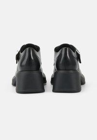 Sorte lær ankle støvler med en kraftig hæl, med en sidebånd spænde og glat finish. Rund tå og stikkede detaljer.