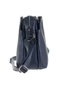 Borsa in vera pelle blu navy con finitura testurizzata, dotata di zip superiore, tracolla regolabile e dettagli in metallo.