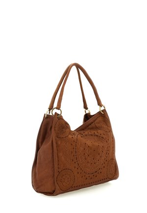 Borsa a mano in pelle marrone con due manici e intricati motivi circolari in rilievo sui pannelli anteriori e laterali su sfondo bianco.