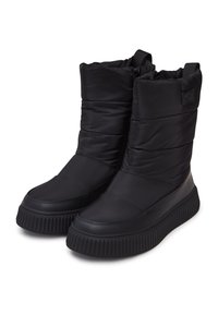 Bocanci insulated negri cu un upper din nylon căptușit, vârf rotunjit și talpă groasă din cauciuc texturat. Prezintă un fermoar și detalii cu logo lateral.
