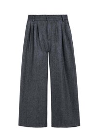 Pantalones de pierna ancha hechos de tela gris oscura, con un frente plisado, pasadores para cinturón y un ajuste relajado. Texturizados con un patrón sutil.