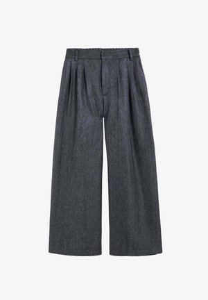 Široké kalhoty z tmavě šedé látky, s předními záhyby, poutky na opasek a volným střihem. Texturované jemným vzorem.