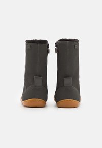 Grå ankelstövlar med ett texturerat tygövre, mjuk fuskpälsfoder och bruna gummisulor. Har dragkedjor och små detaljer baktill.