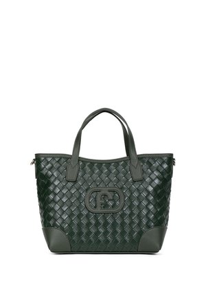 Sac cabas en cuir tressé vert foncé avec double anse, coins arrondis et un patch logo ovale central sur le devant.