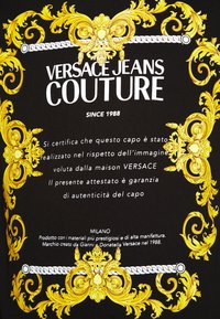 Černá tkanina s bílým textem Versace Jeans Couture, zlatými barokními květinovými vzory rámujícími prohlášení o autentičnosti v italštině a detaily značky.