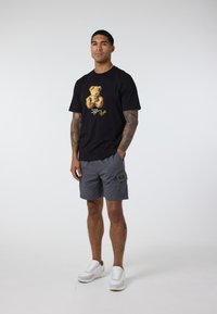 CLOSURE London - T-shirt z nadrukiem