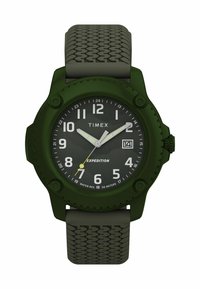 Het groene Timex Expedition horloge heeft een gestructureerde band, grote witte uurmarkeringen en een gestreepte wijzerplaat met een datumweergave en gele accenten.