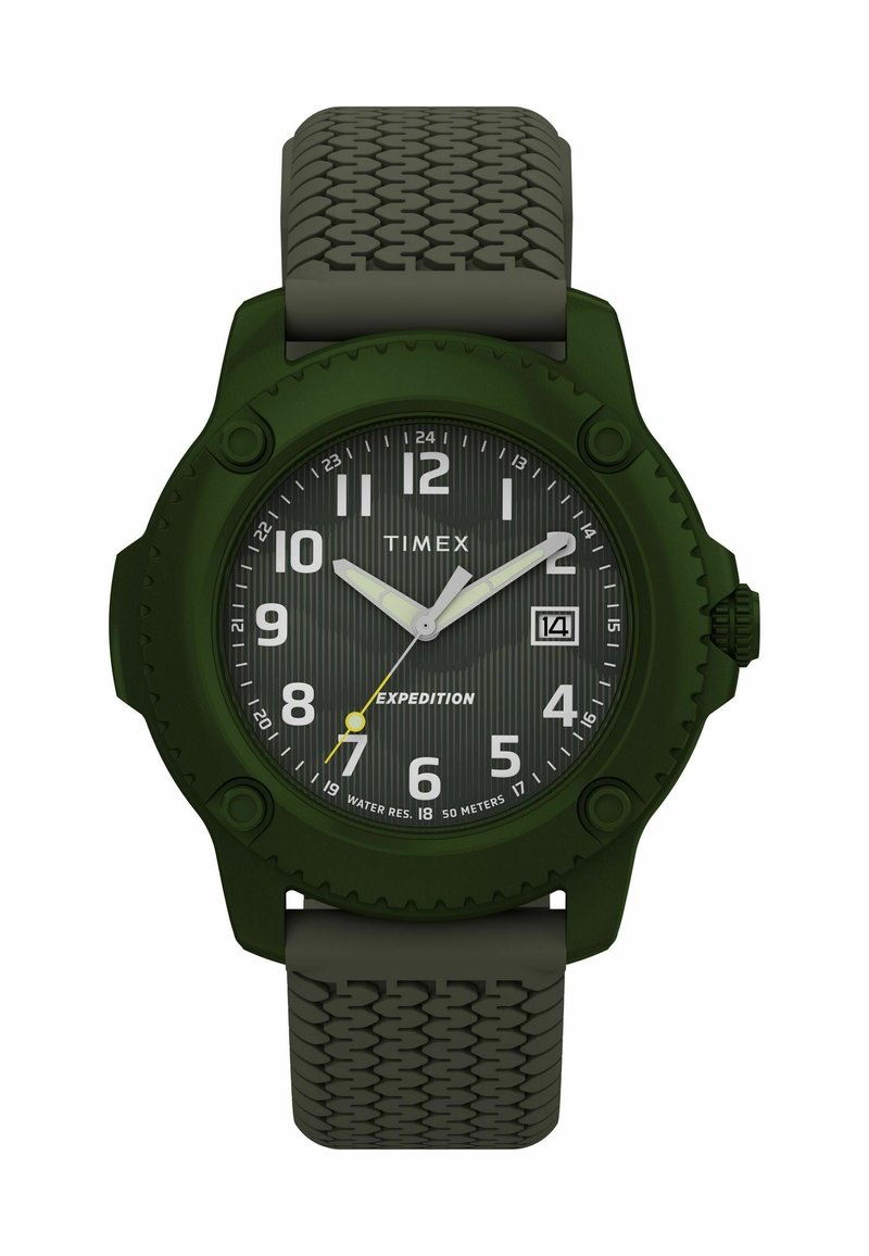 Het groene Timex Expedition horloge heeft een gestructureerde band, grote witte uurmarkeringen en een gestreepte wijzerplaat met een datumweergave en gele accenten.