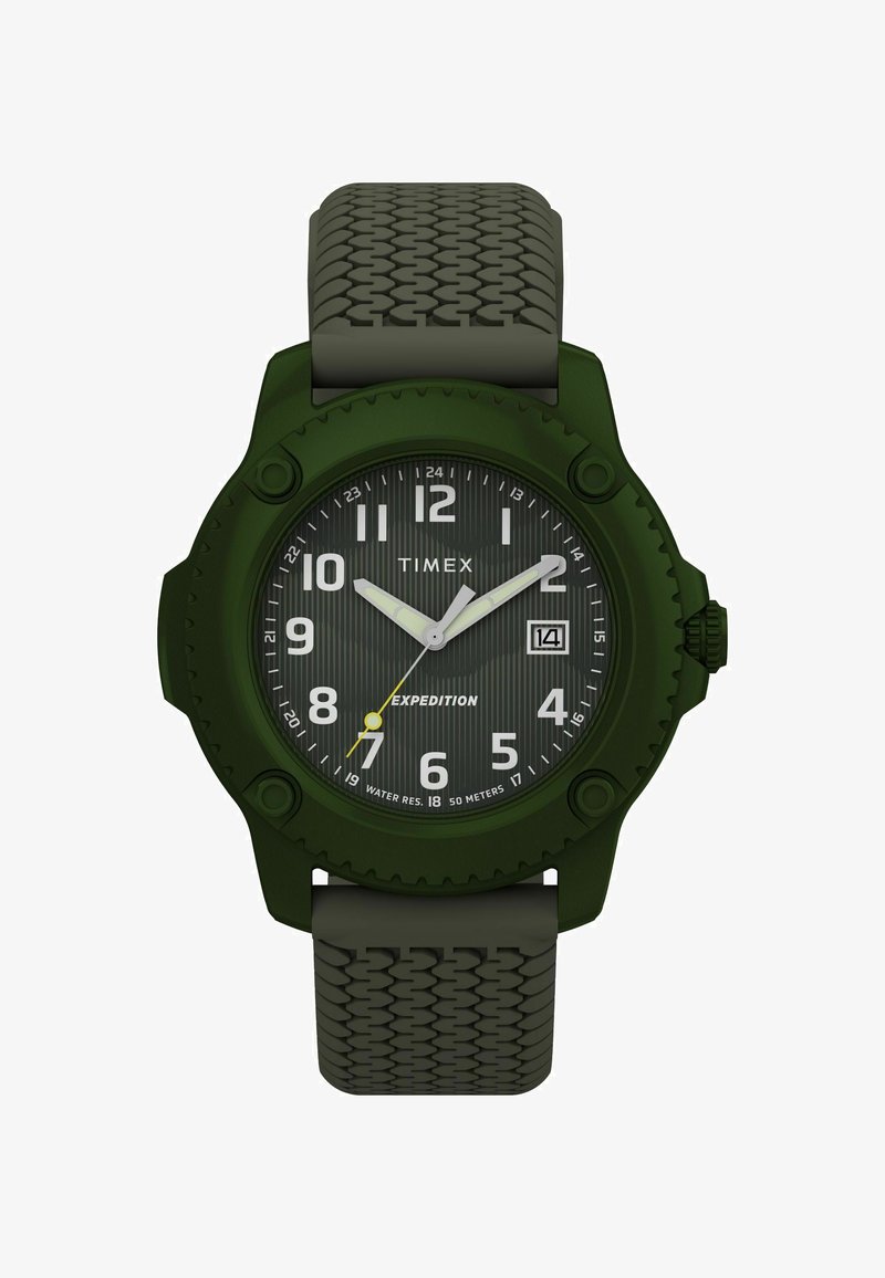 Het groene Timex Expedition horloge heeft een gestructureerde band, grote witte uurmarkeringen en een gestreepte wijzerplaat met een datumweergave en gele accenten.