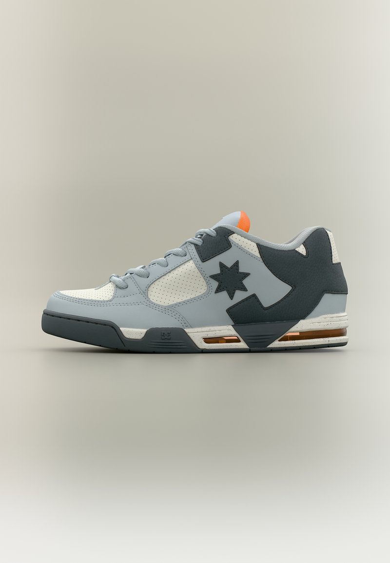 Niedriger Sneaker in Hellgrau und Weiß mit schwarzem Sternlogo, orangefarbenem Zungenakzent, perforierten Einsätzen und gepolsterter Sohle.