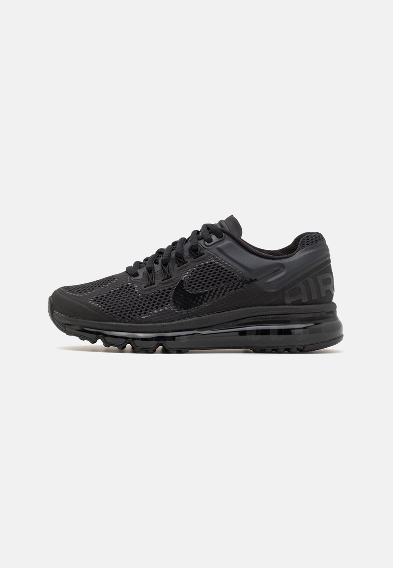 Baskets de sport noires avec tige en mesh, semelle structurée et amorti d'air visible. Caractéristiques d'un logo proéminent et d'accents texturés.