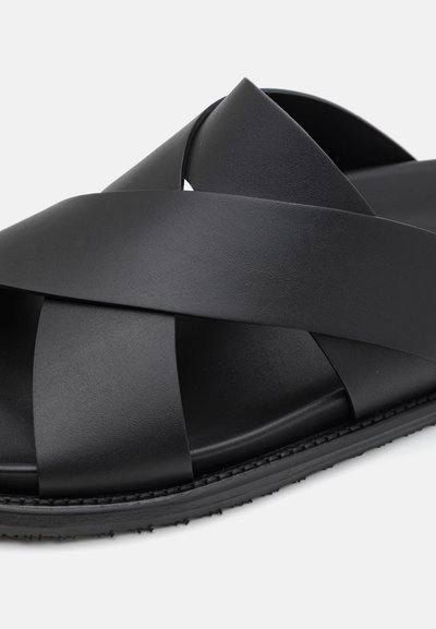 Stuart Weitzman BERKLEY - Pantolette flach - black
