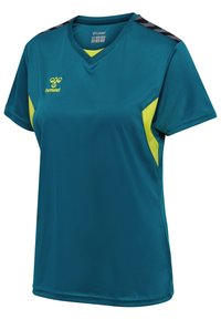 Turkusowa koszulka sportowa z żółtymi akcentami, krótkie rękawy, dekolt w serek oraz czarny wzór chevron na ramionach. Wykonana z lekkiego, oddychającego materiału.