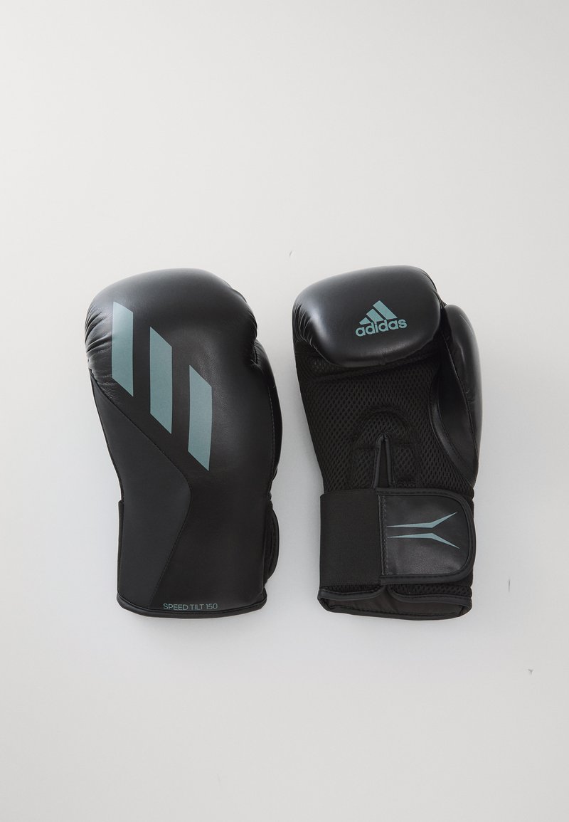 Zwarte bokshandschoenen met een gladde afwerking. Voorzien van drie lichtblauwe strepen en een Adidas-logo. Getextureerde zijpanelen voor grip.