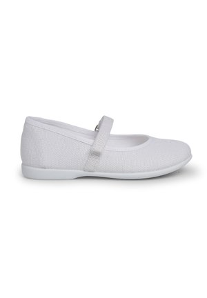 Zapato plano de lienzo blanco con punta redondeada, correa ajustable en el empeine, parte superior texturizada y suela de goma blanca.