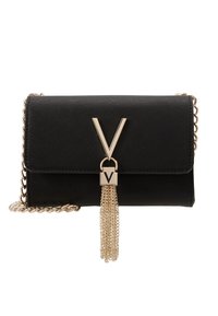 Borsa a mano in pelle sintetica nera con catena dorata, caratterizzata da un prominente logo "V" dorato e un dettaglio con nappina attaccato alla chiusura.