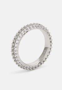 Zilverkleurige ring met een doorlopende rij kleine, ronde heldere kristallen, gezet in een gladde band met een gepolijste afwerking.