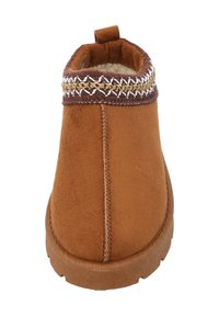 Stivale alla caviglia in suede marrone con tomaia texture, bordo decorativo intrecciato e suola in gomma. Presenta una linguetta a forma di anello sul tallone.