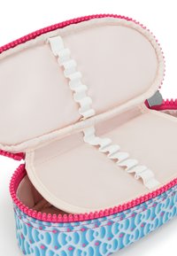 Custodia con zip, con un esterno a motivi blu e dettagli in rosa. L'interno presenta un rivestimento rosa chiaro e cinghie elastiche per l'organizzazione.