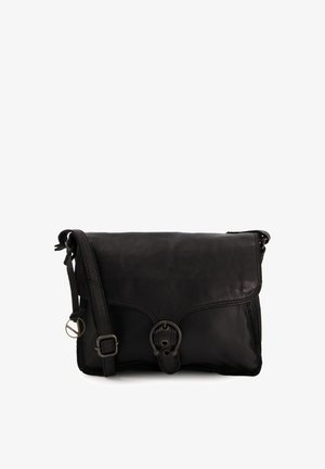 Zwarte leren schoudertas met een plat ontwerp, ronde hardware sluiting, verstelbare schouderband en zichtbare stiksels.