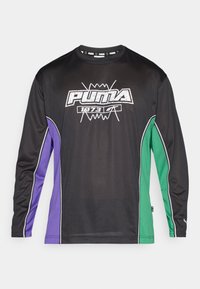 Μαύρο αθλητικό μπλουζάκι με μακριά μανίκια που διαθέτει πλάκες σε μωβ και πράσινο χρώμα, υφή διχτυού και ένα εξέχον λογότυπο PUMA στο μπροστινό μέρος.