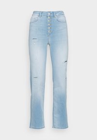 Jeans de ganga de cintura alta, azul claro, com fecho de botão, apresentando rasgões e detalhes desgastados, corte reto e um ligeiro desbotamento.