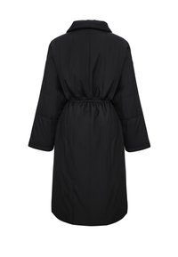 Czarna długa pikowana kurtka z szerokim kołnierzem i elastycznym ściągaczem w talii, pokazana od tyłu na białym tle.