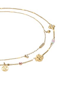 Gouden gelaagde ketting met verschillende bedels, waaronder een bloem, gekleurde kralen en een monogram, met delicate schakels en sprankelende accenten.