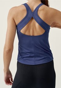 Canottiera sportiva di colore blu navy con design a schiena scoperta, caratterizzata da una linea aderente e un tessuto morbido e elasticizzato che mette in risalto la schiena.