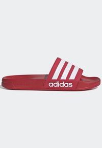 Röd halksandaler med ett texturerat rem som har tre vita ränder och "adidas"-logotyp. Tillverkade av lätt material för komfort.
