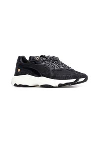 Zapatillas deportivas negras que presentan una mezcla de malla texturizada y materiales sintéticos suaves, una media suela blanca y acentos metálicos decorativos en los cordones.