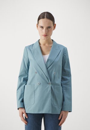 Light blue double-breasted blazer made of smooth fabric, featuring two front pockets and round buttons, with a structured collar and long sleeves.