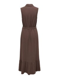 Robe longue marron sans manches avec col, ceinture de taille réglable et ourlet à volants, vue de dos sur fond blanc.