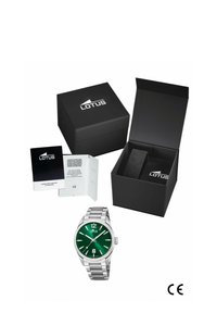 Montre Lotus avec un cadran vert, un bracelet en acier inoxydable argenté et fonction date. Inclut des boîtes noires et un livret de garantie.