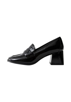 Zapato de charol negro con tacón cuadrado. Presenta un diseño tipo mocasín en la parte superior, con detalles plisados y un acabado brillante.