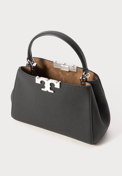 Sac à main en cuir noir à la forme structurée, doté d'un fermoir en métal argenté et d'une finition lisse et texturée. L'intérieur est marron.