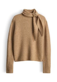 Pull côtelé marron avec un col montant et un détail nœud papillon attaché sur le côté gauche. Texture douce et coupe décontractée.