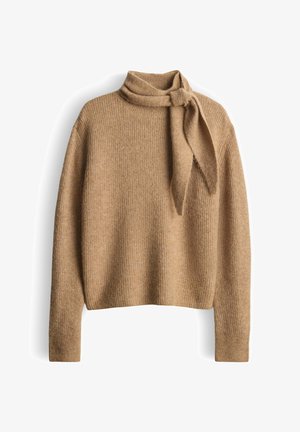 Maglione marrone a coste con collo alto e dettaglio fiocco attaccato sul lato sinistro. Texture morbida e vestibilità ampia.