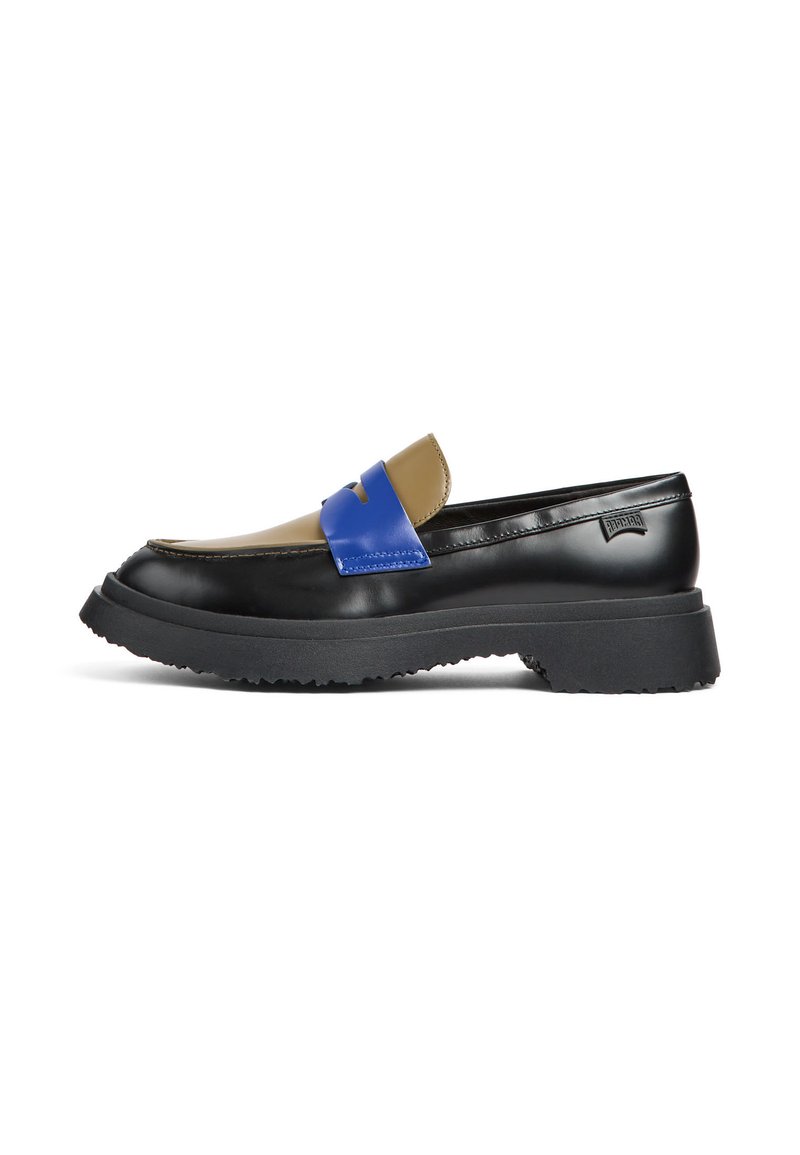 Svart loafer med kraftig sula, beige ovandel och blå rem detaljer, visad från sidan på vit bakgrund.