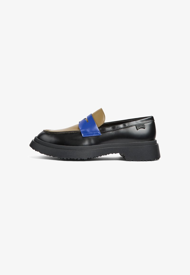 Zwarte loafer met chunky zool, beige bovenkant en blauwe banddetail, zijaanzicht op een witte achtergrond.