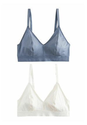 Twee bralettes: de ene van donkerblauwe satijn met verstelbare bandjes, de andere van witte katoen met een gladde textuur en driehoekige cups.