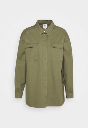 Olijfgroene shirt van katoenmix, met een knoopsluiting aan de voorkant, twee borstzakken en lange mouwen met knoopmanchetten.