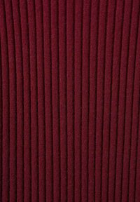 Tessuto bordeaux con texture a righe verticali, caratterizzato da scanalature sottili e regolarmente distanziate, dall'aspetto morbido, adatto per abbigliamento o tappezzeria.