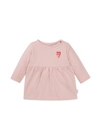 Robes longues à manches roses claires avec une taille froncée, présentant une petite broderie en forme de cœur rouge sur la poitrine et un détail de bouton sur l'épaule.