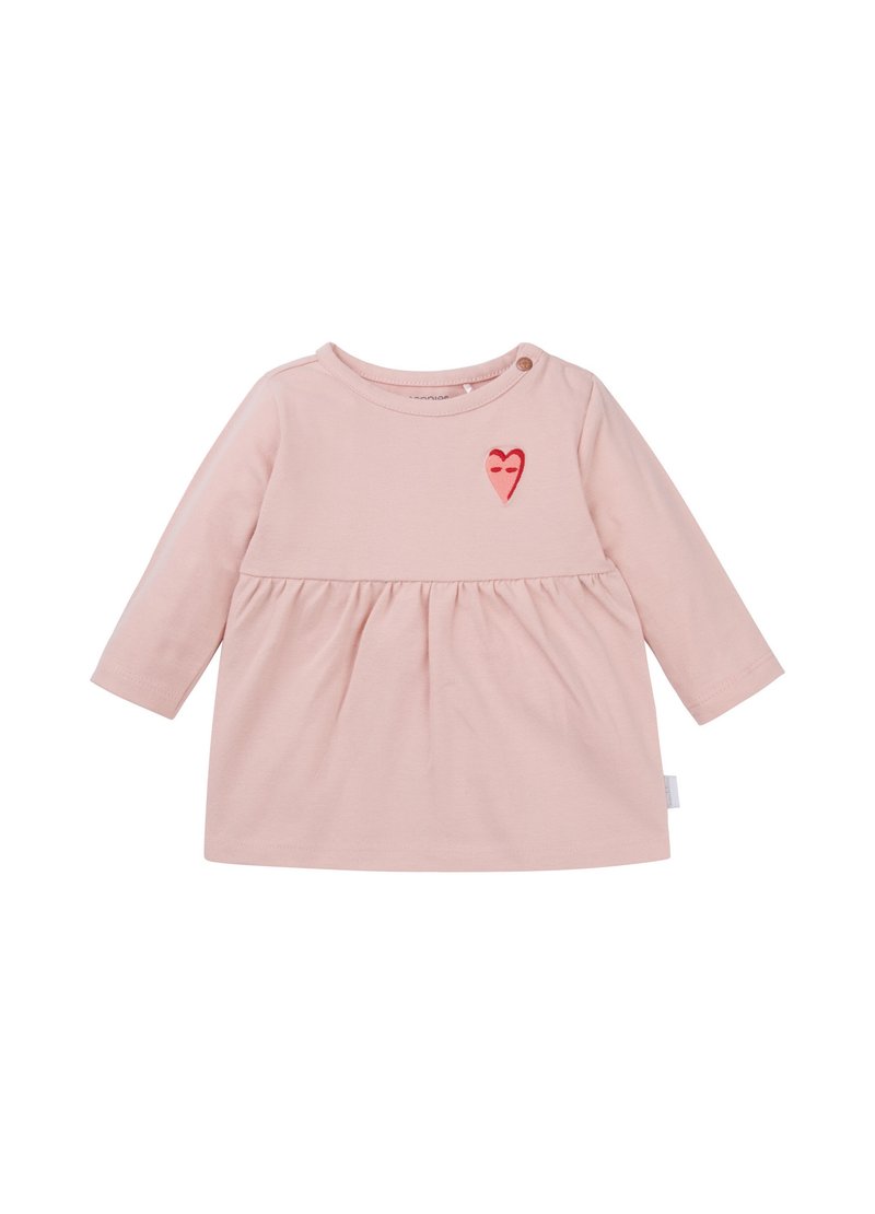 Robes longues à manches roses claires avec une taille froncée, présentant une petite broderie en forme de cœur rouge sur la poitrine et un détail de bouton sur l'épaule.